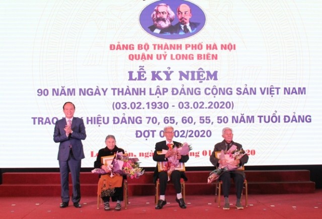 Phó Chủ tịch Thường trực HĐND TP trao tặng Huy hiệu Đảng tại Long Biên